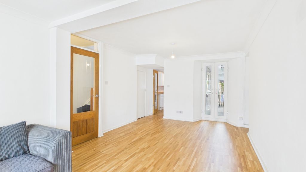 Property photo 3 of 10 Cam02926G0-Pr0338-Still002