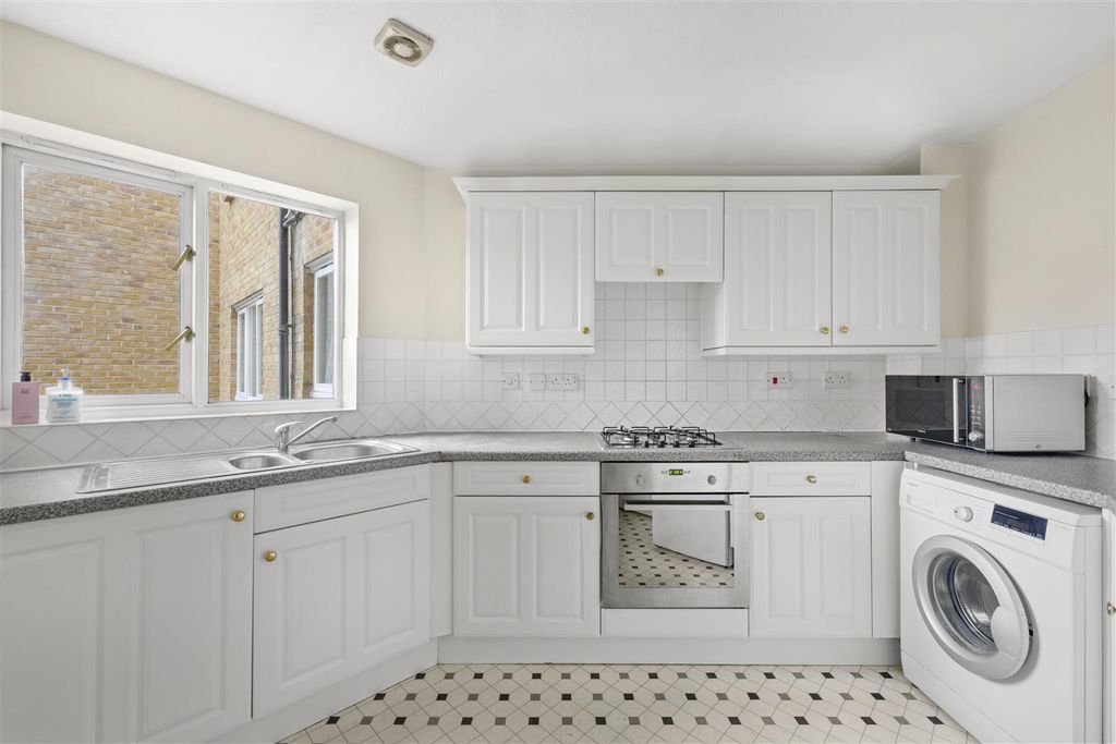 Property photo 3 of 10 Kitchen