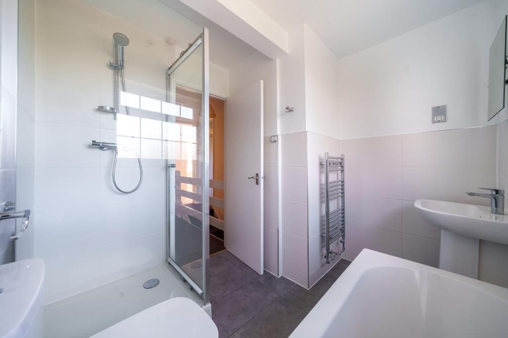 Property photo 3 of 10 Bathroom