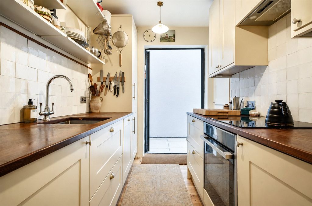Property photo 3 of 19 Kitchen