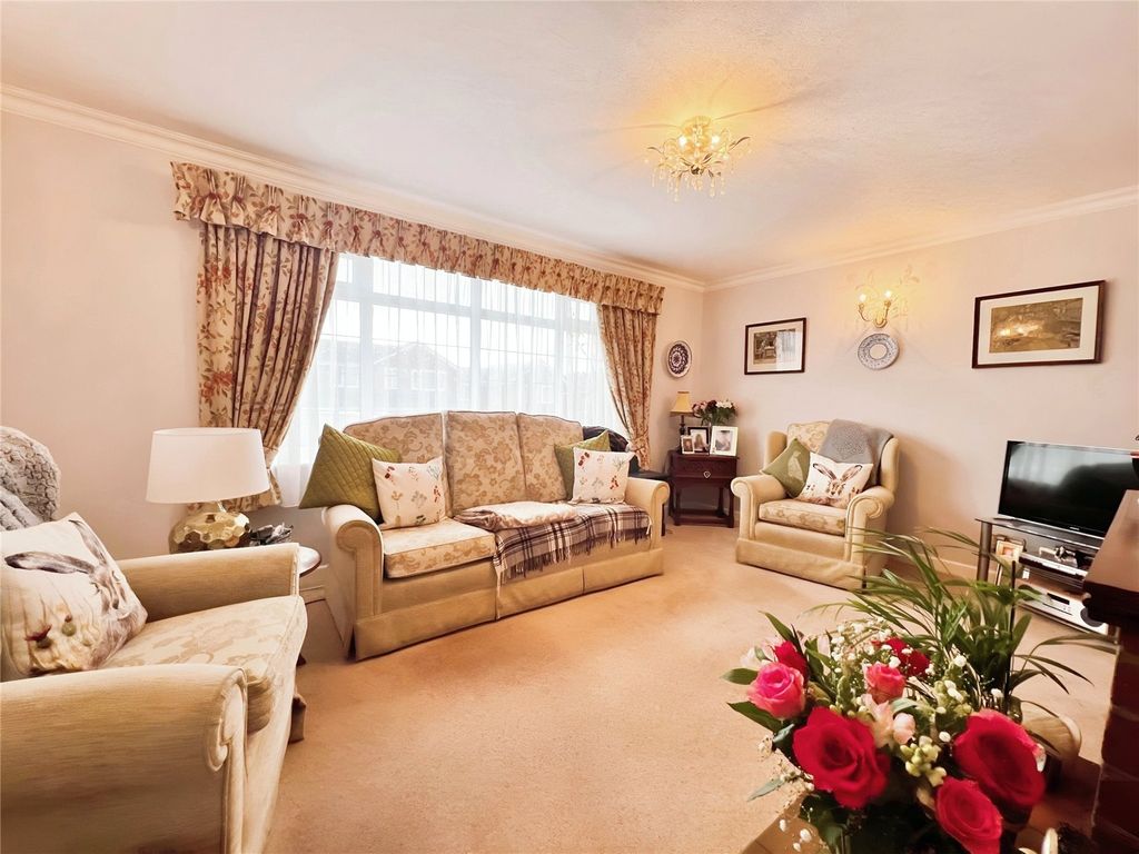 Property photo 3 of 13 Lounge