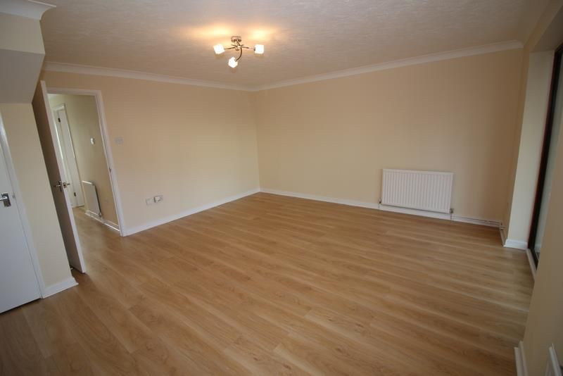 Property photo 3 of 12 Lounge 2