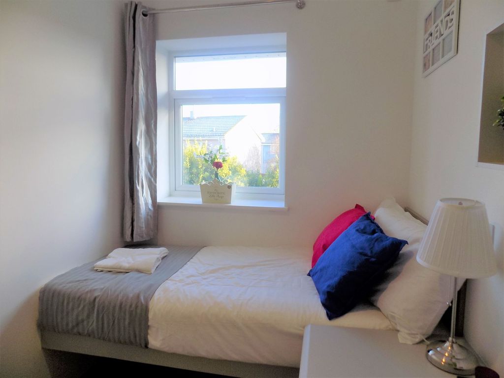 Property photo 2 of 9 Bright, Neatly Presented Bedroom With A Comfortabl...