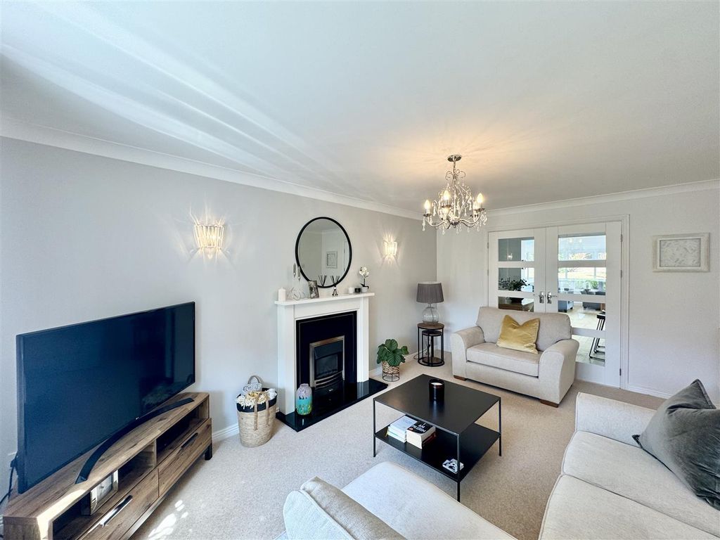 Property photo 3 of 33 Lounge