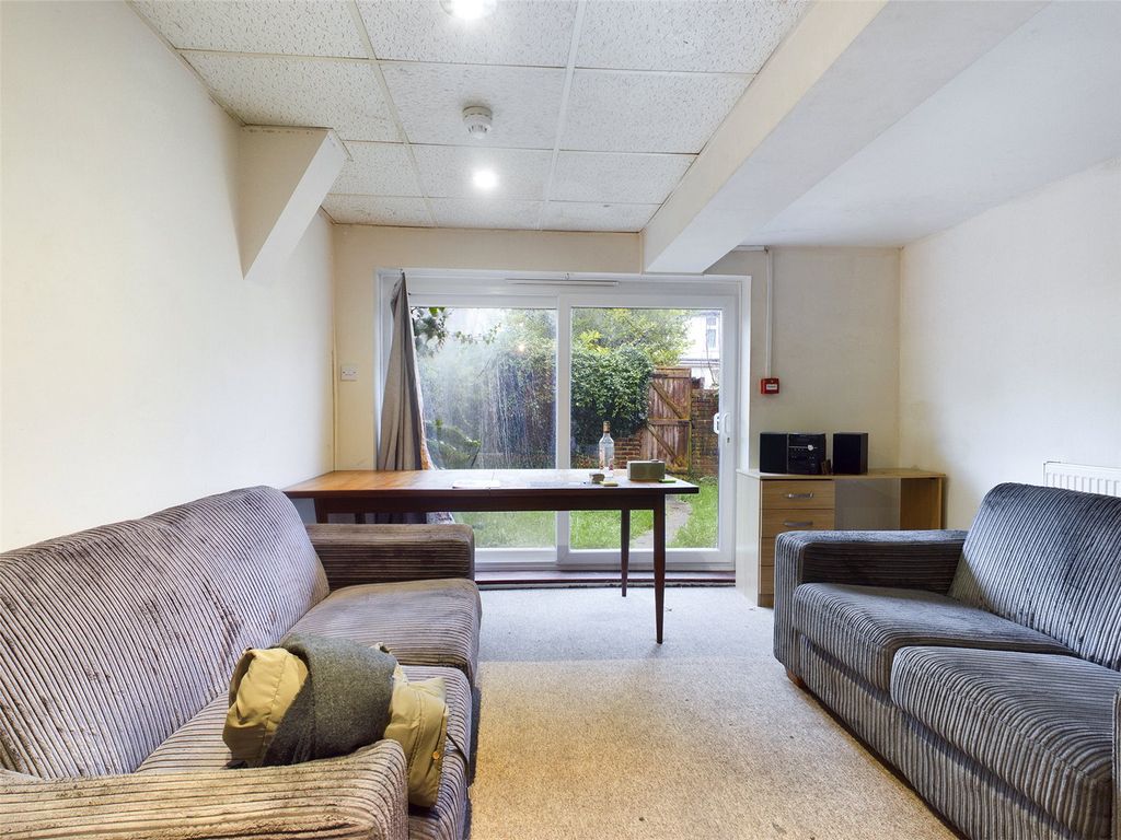 Property photo 2 of 11 Lounge