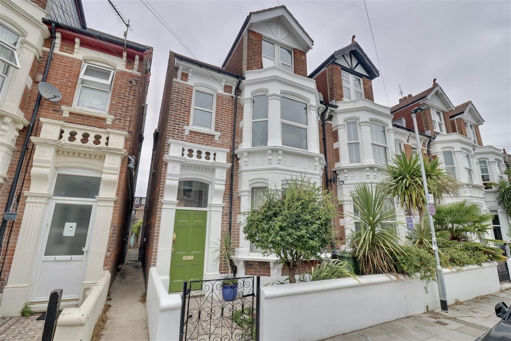 Property photo 2 of 36 18CC7F8D-7Bef-4Ea1-A7E4-Bd67Dafd9A2B_1_201_A.Jpeg