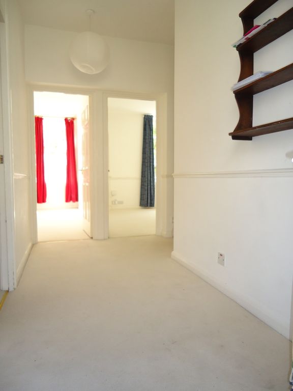 Property photo 2 of 10 Ent - Hall