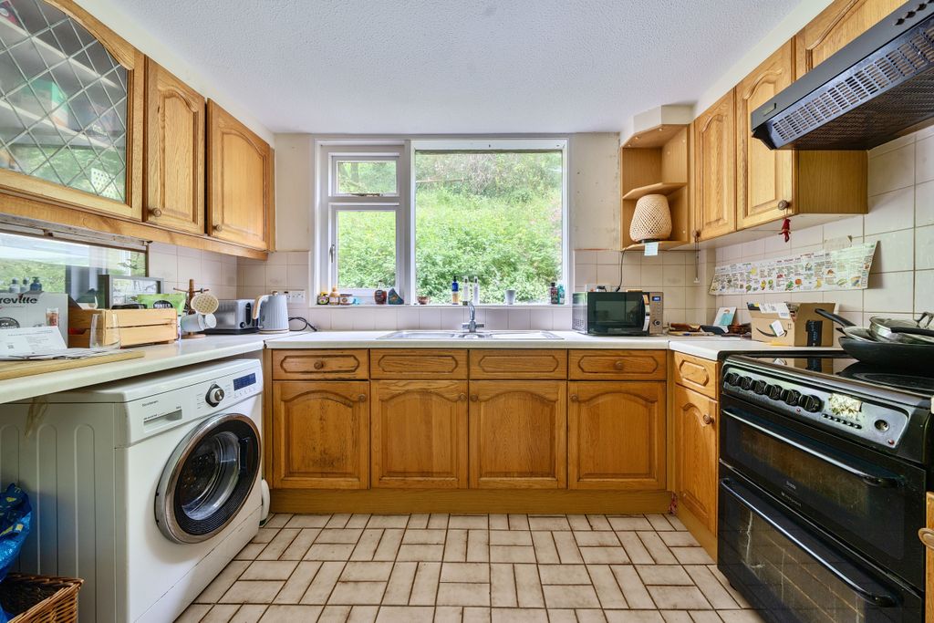 Property photo 3 of 17 Kitchen