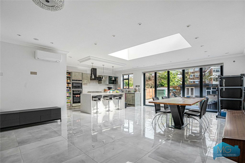 Property photo 1 of 24 Picture No. 05
