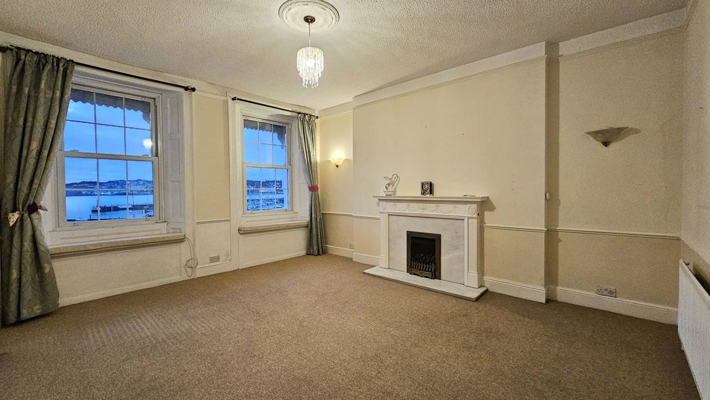 Property photo 3 of 7 Living Room
