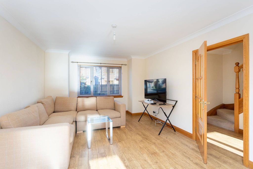 Property photo 2 of 28