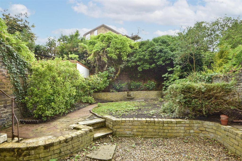 Property photo 2 of 24 Garden