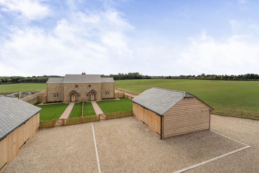 Property photo 1 of 14 151352526Aa28A7F8c83c