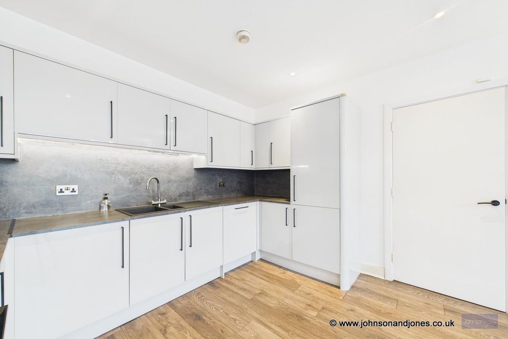 Property photo 3 of 16 3 Kitchen.Jpg