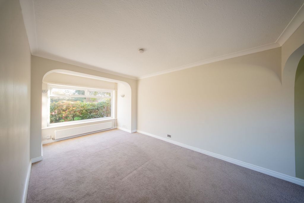 Property photo 3 of 9 Living Space