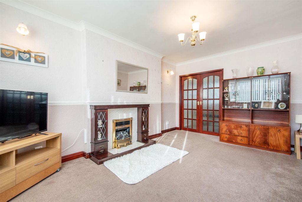 Property photo 3 of 20 Lounge