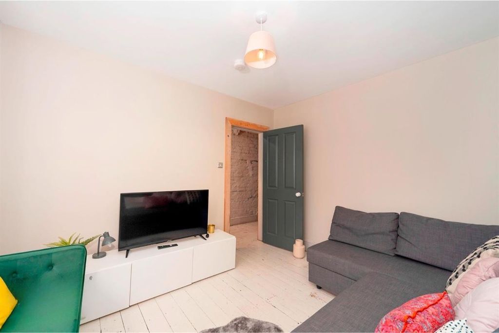 Property photo 2 of 10 Bright Compact Lounge With Modern Seating And TV...