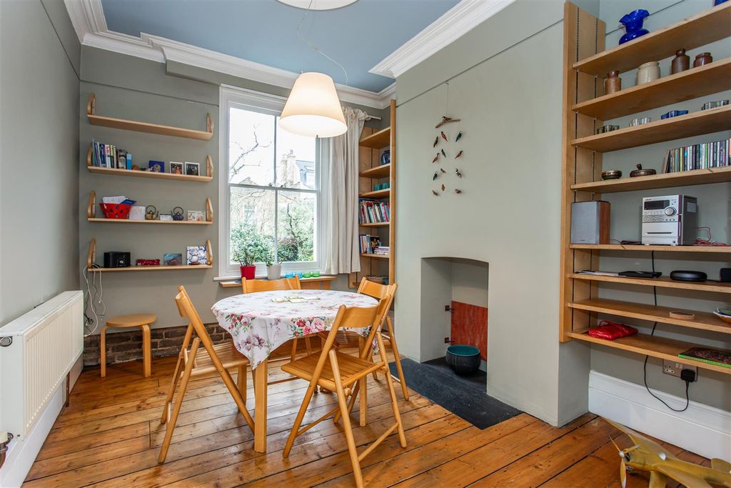 Property photo 3 of 32 Through Reception