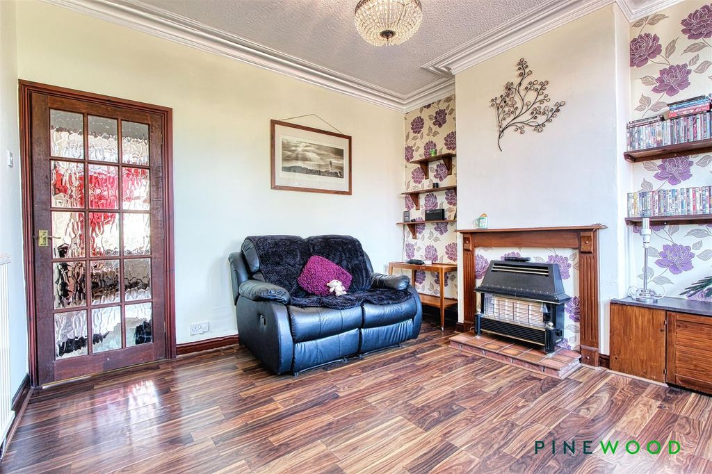 Property photo 3 of 18 Lounge