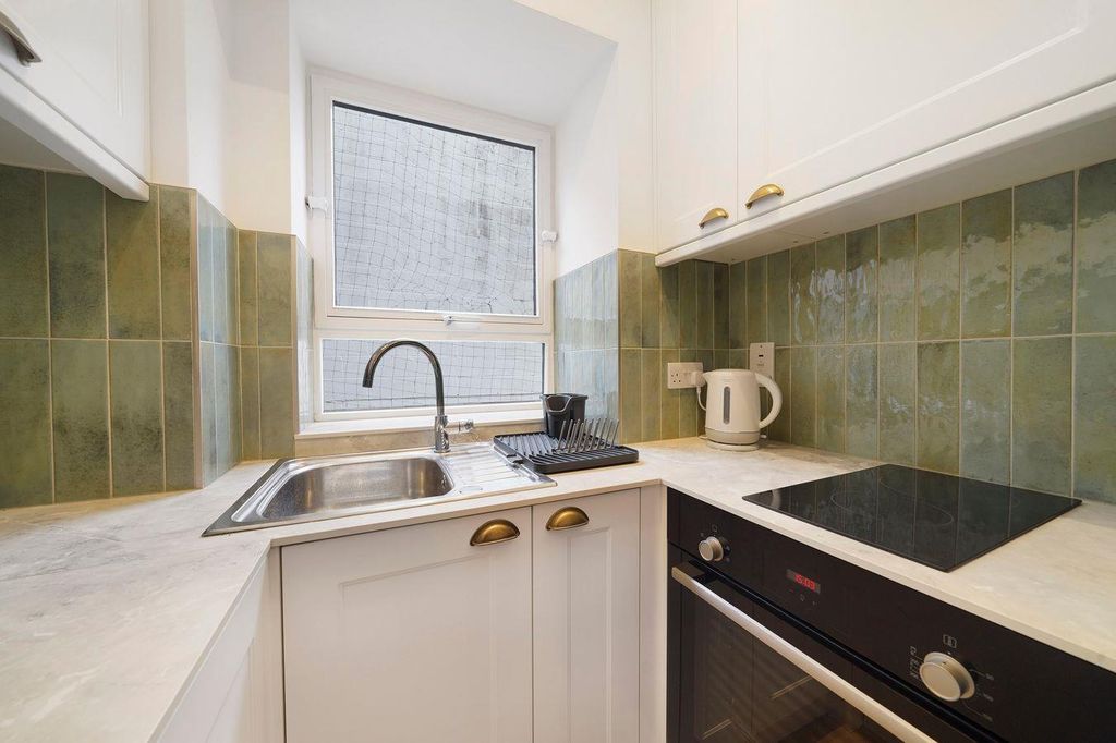 Property photo 3 of 13 Flat 9 7 Wilbraham Place London Sw1X 9Ae - 003.Jpg
