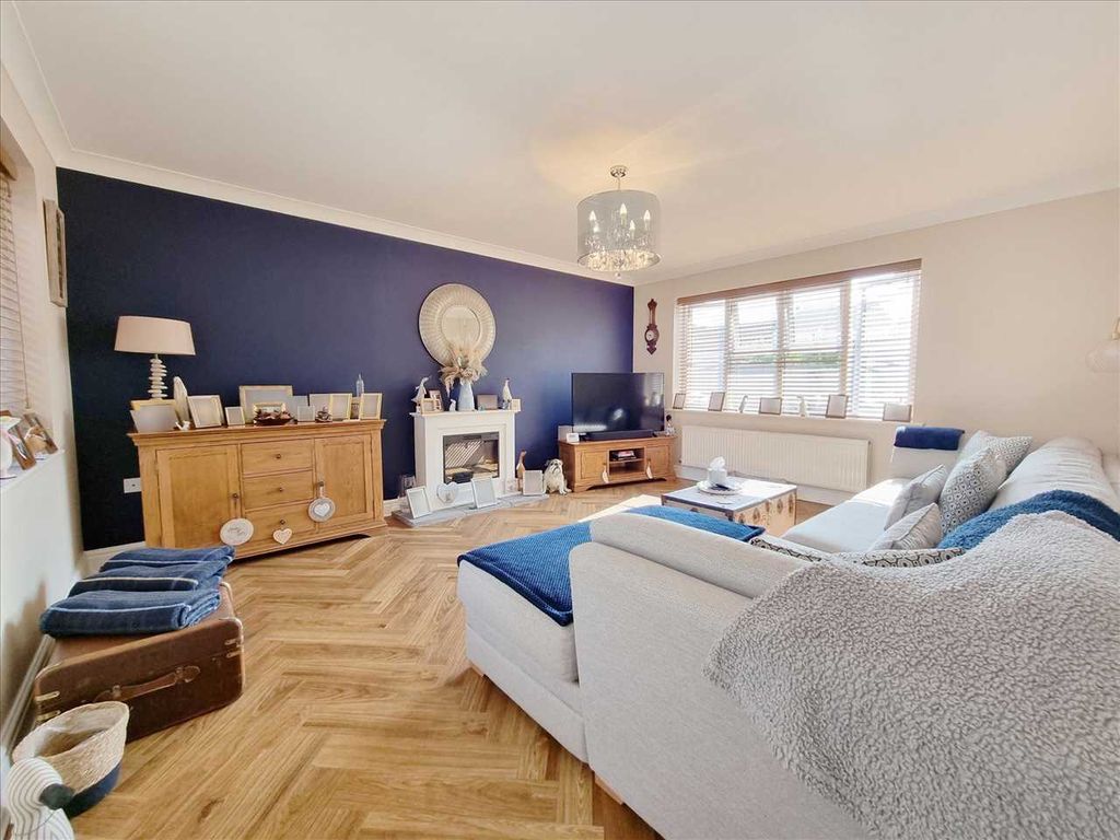 Property photo 2 of 15 Lounge: