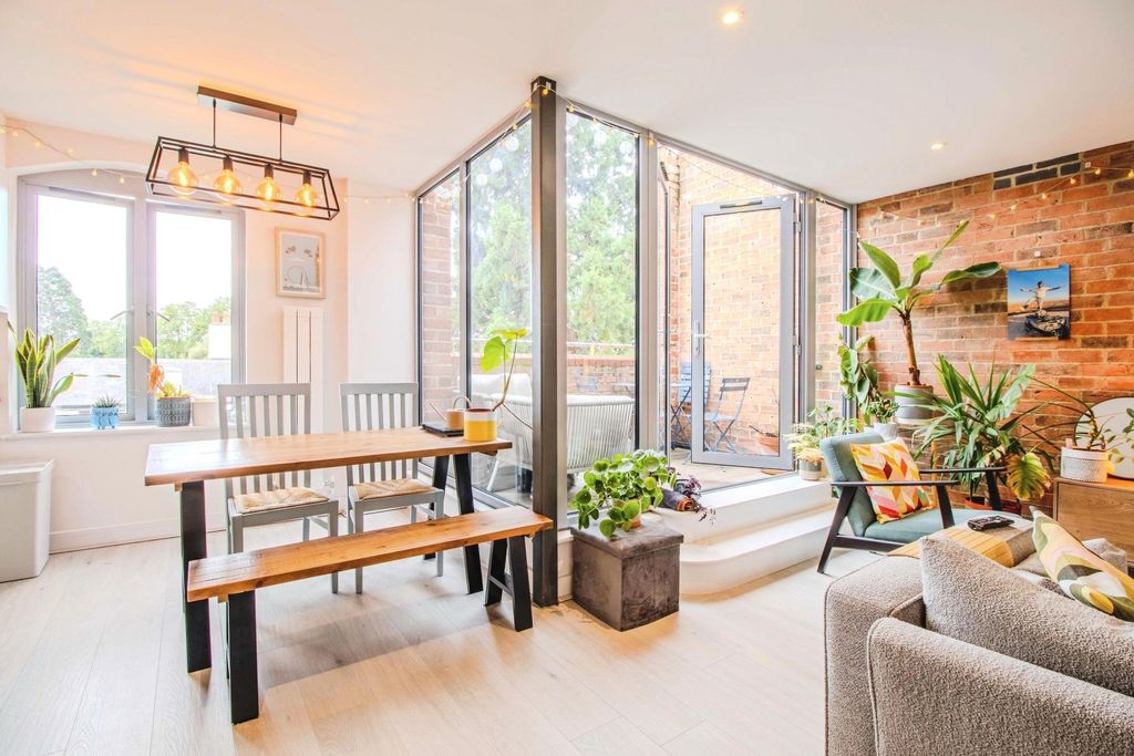 Property photo 3 of 13 Dining1