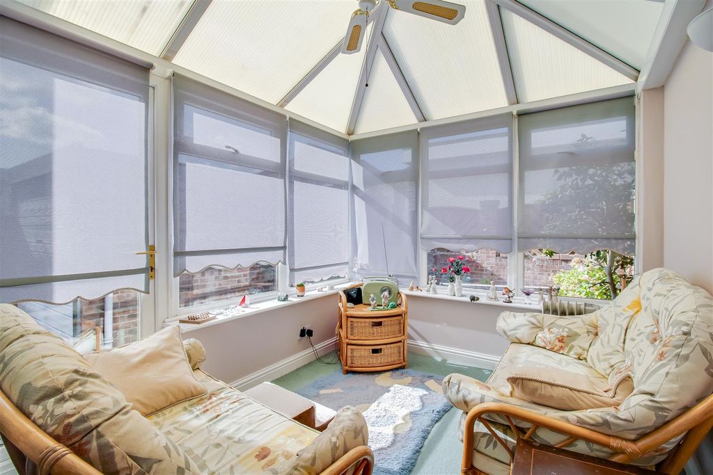 Property photo 2 of 11 Conservatory