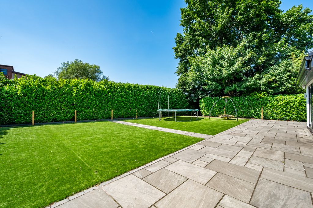 Property photo 3 of 21 Gardens