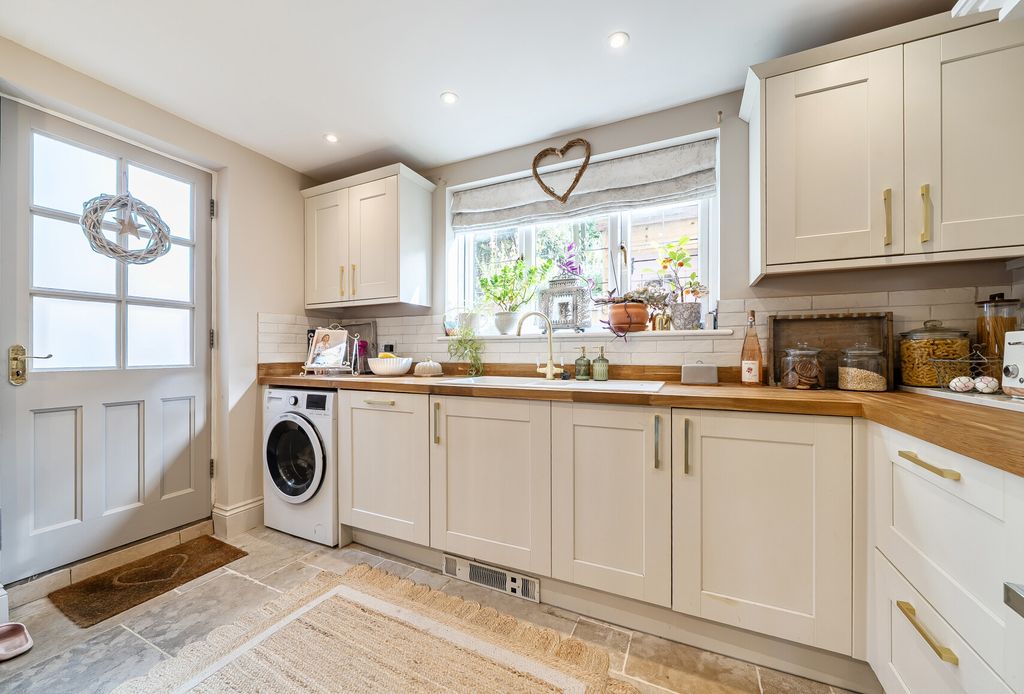 Property photo 3 of 22 1520020-11-6Aa447...