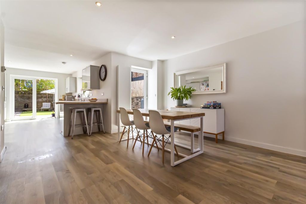 Property photo 3 of 20 66 Broadwater Street East-002.Jpg