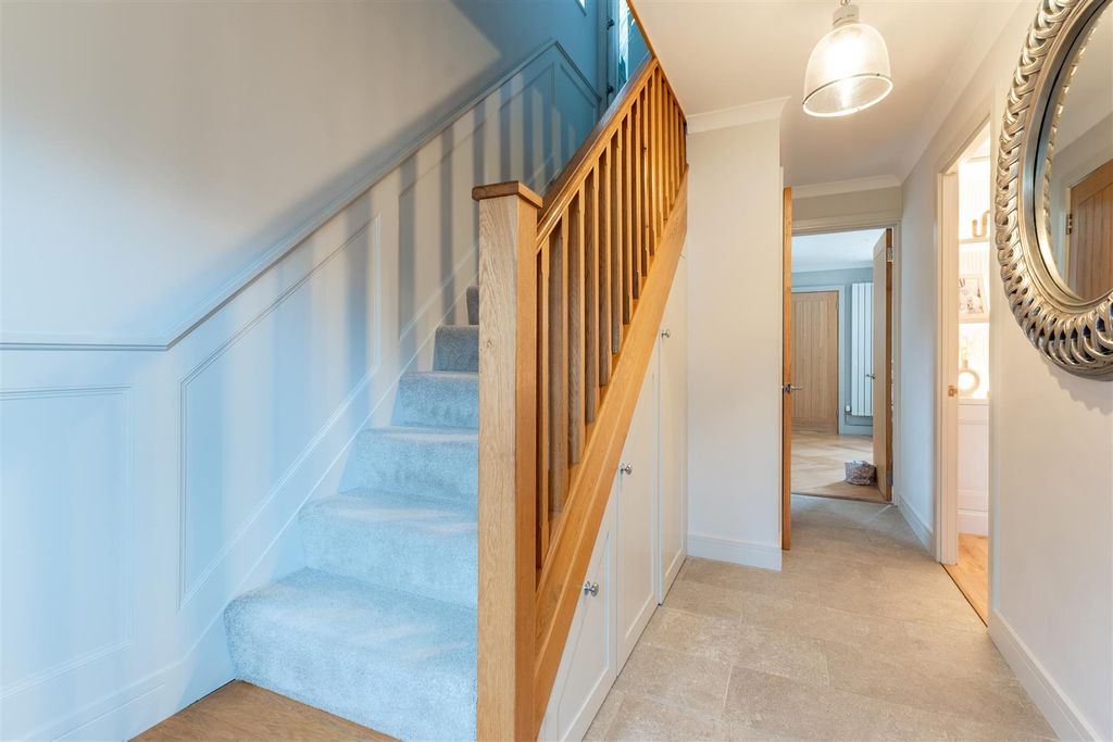 Property photo 3 of 28