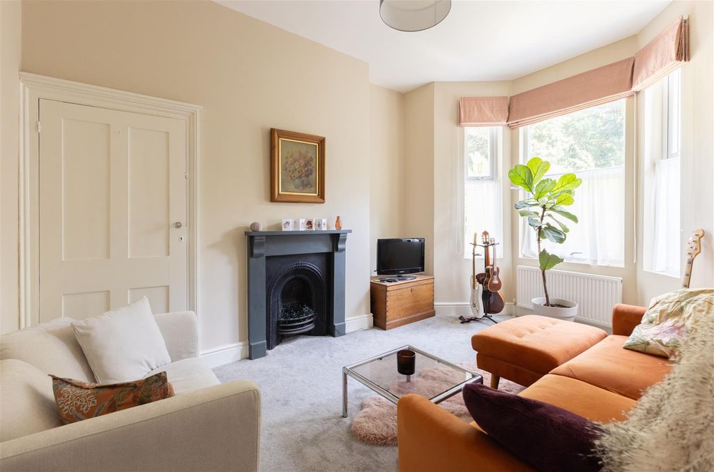 Property photo 1 of 17 Living Room