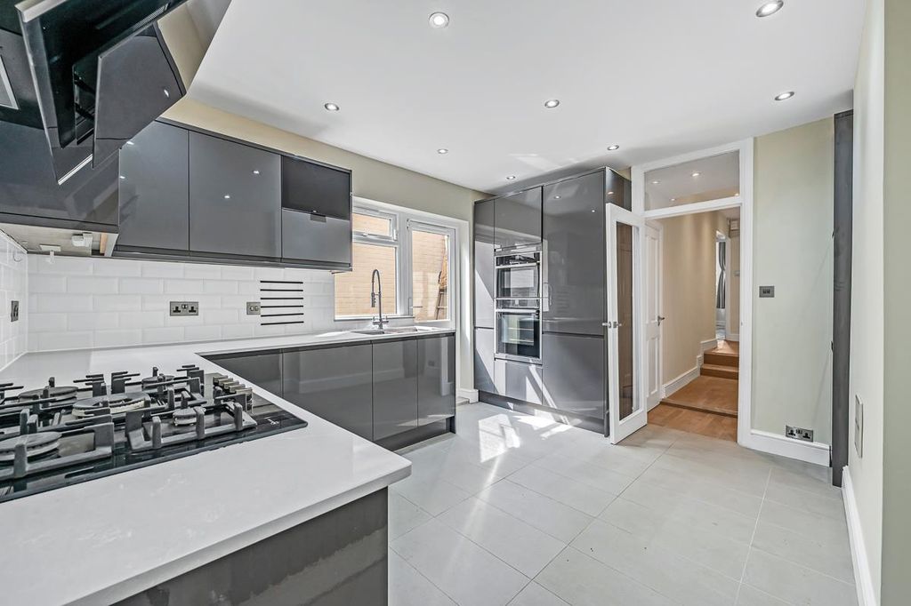 Property photo 2 of 8 Gff 58 Beaumont Road-6.Jpg