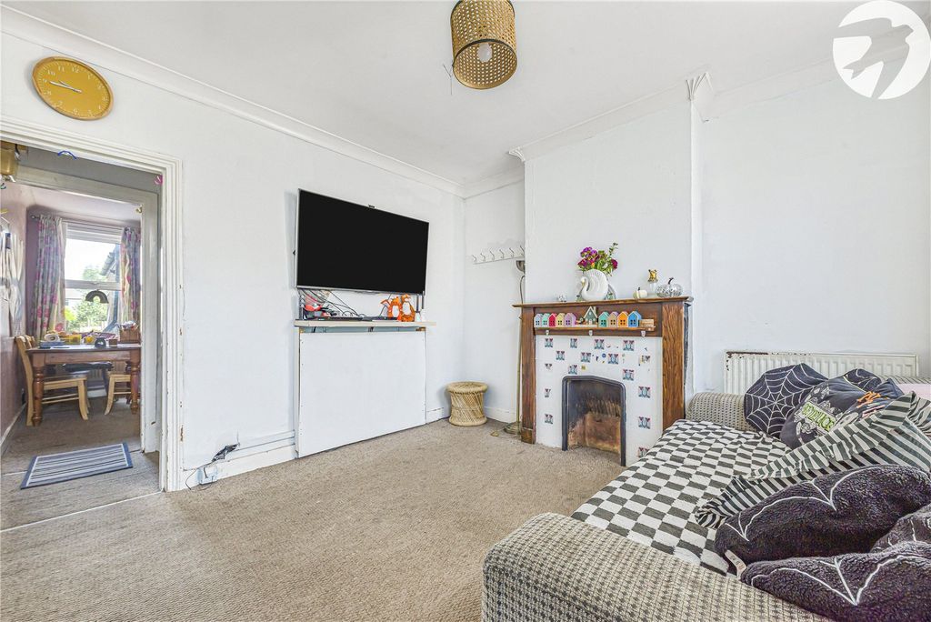 Property photo 3 of 18 Lounge