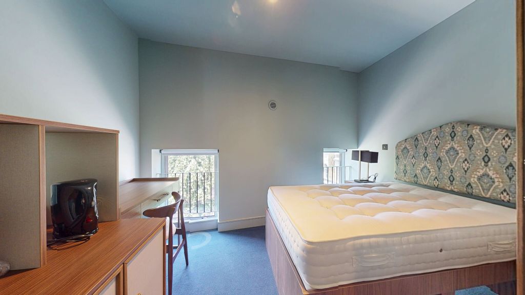 Property photo 1 of 18 Bedroom