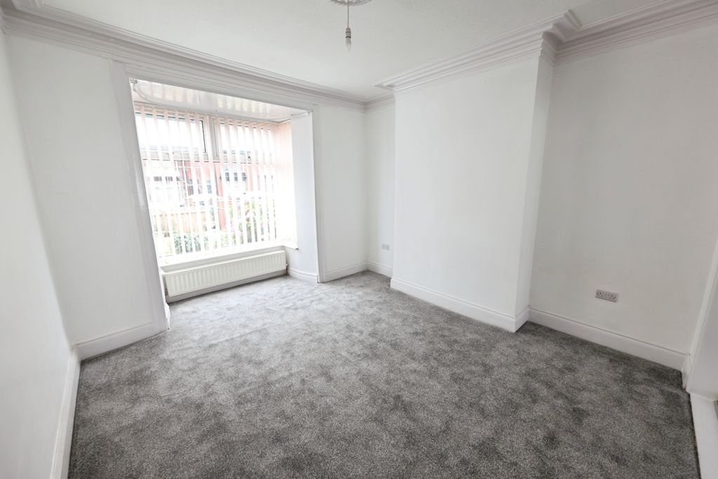 Property photo 3 of 12 Pbox-Living_Room-315062.Jpg