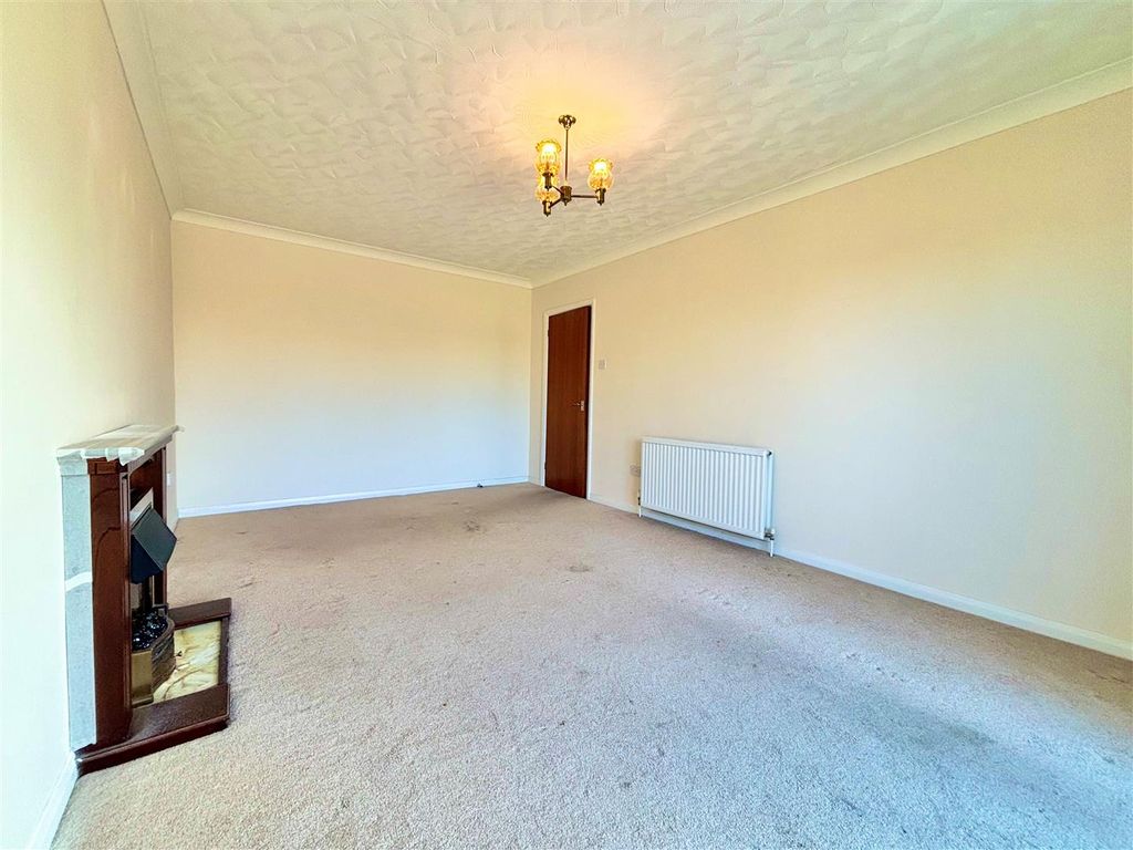 Property photo 3 of 9 Living/Dining Room