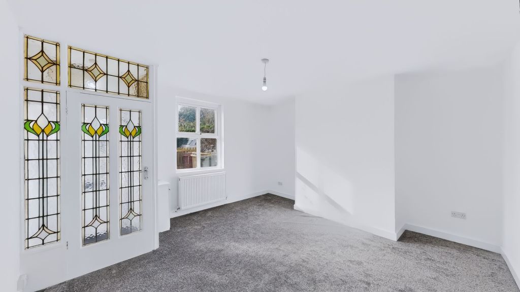 Property photo 2 of 11 Lounge