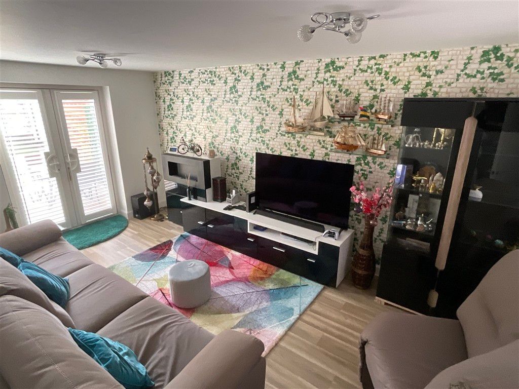 Property photo 2 of 8 Lounge