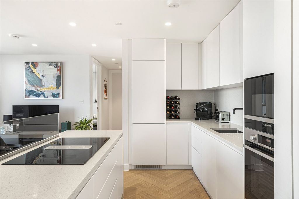 Property photo 3 of 18 Reception/Kitchen