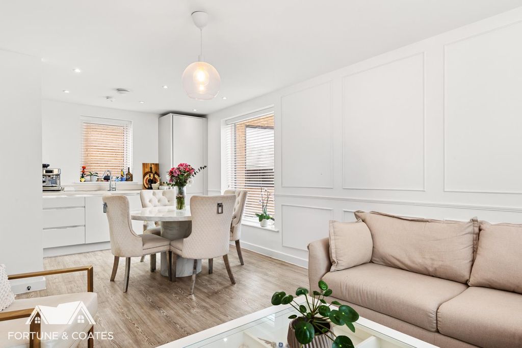 Property photo 3 of 17 Barnfieldway_11.Jpg