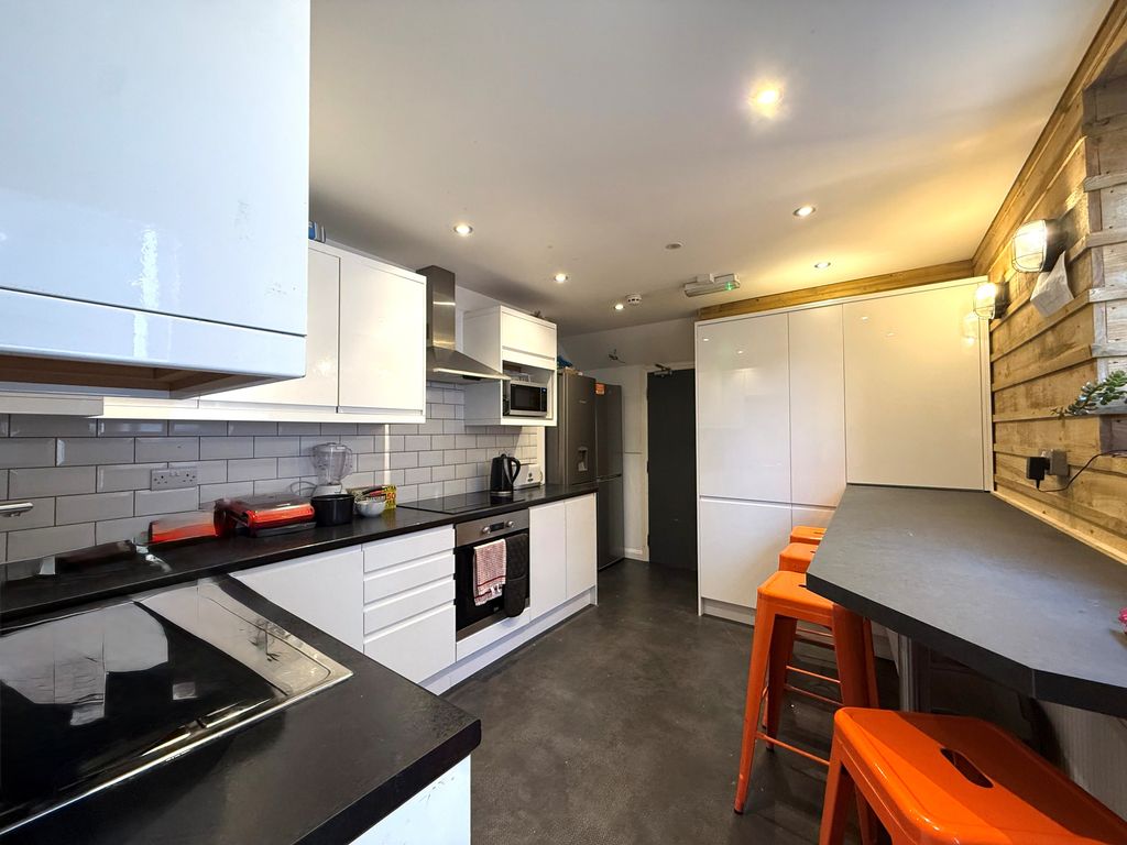 Property photo 1 of 11 Kitchen 1