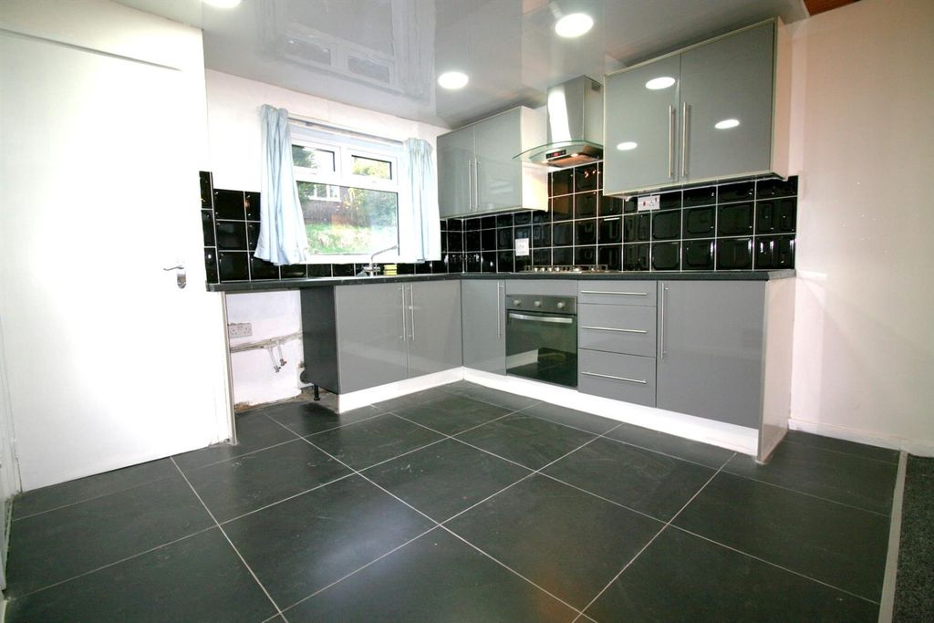 Property photo 3 of 12 Kitchen