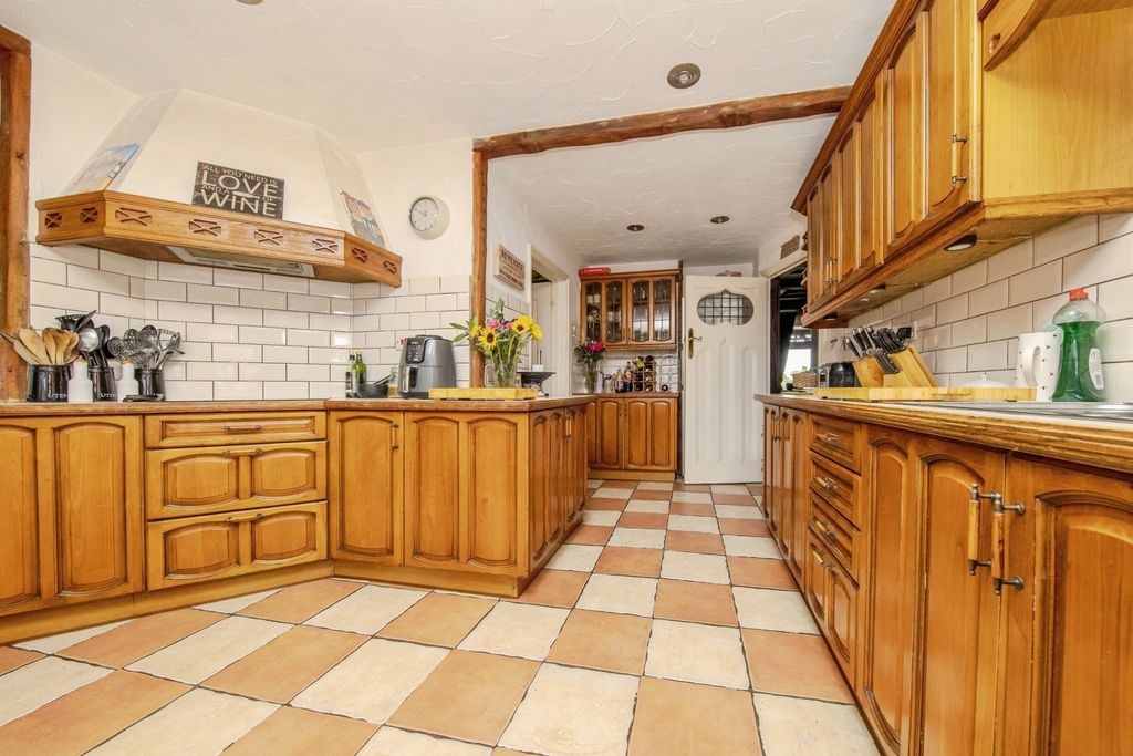 Property photo 3 of 18 Kitchen