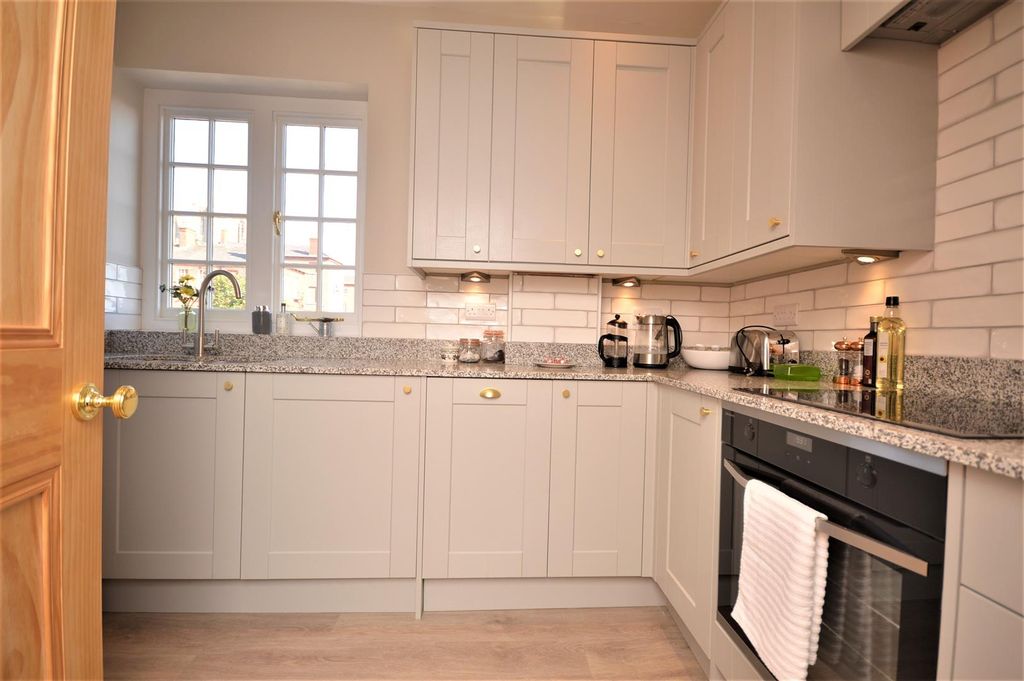 Property photo 3 of 8 Kitchen