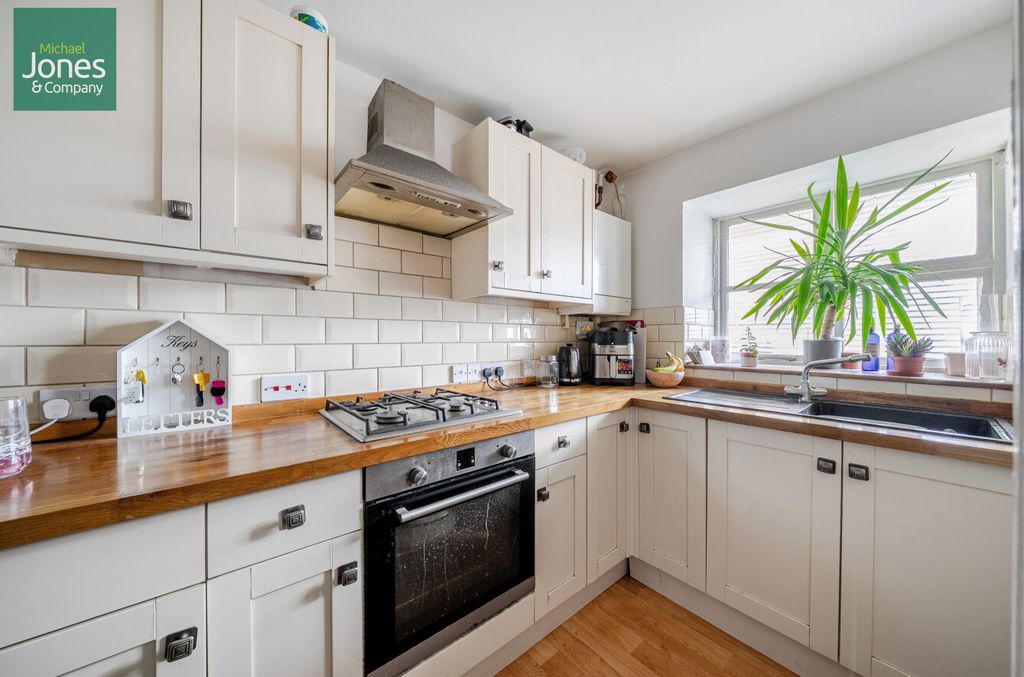 Property photo 2 of 11 Kitchen