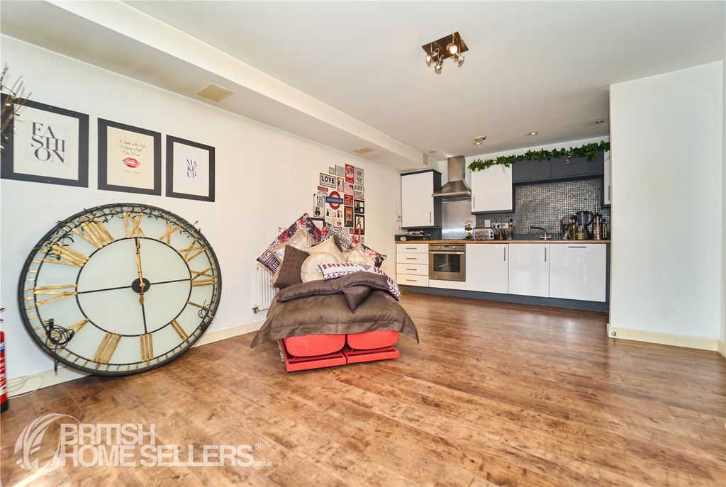 Property photo 2 of 16 Picture No. 11