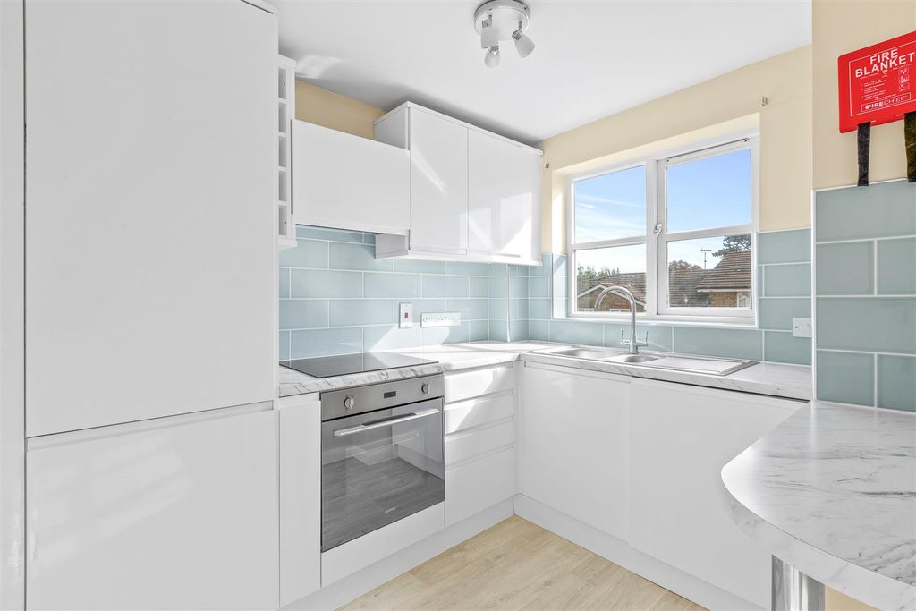 Property photo 2 of 11 5 Alexandra Park Queen Alexandra Road, Hp11 2Hj-7.