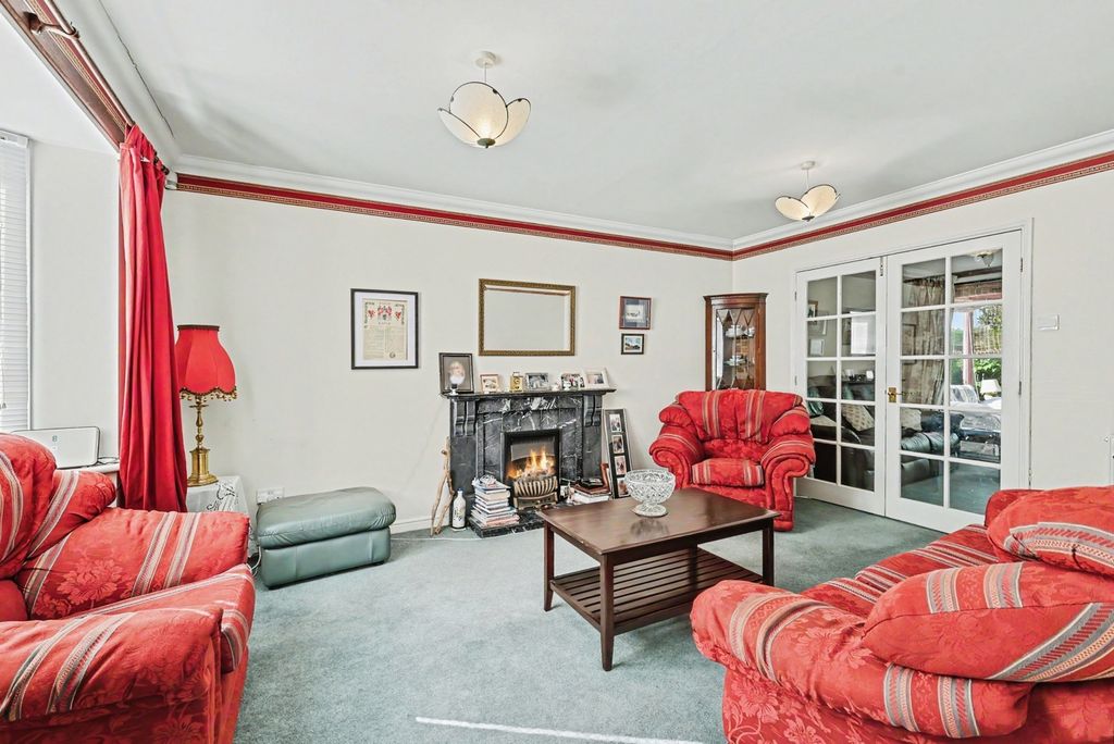 Property photo 3 of 20 Lounge