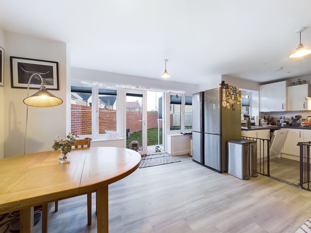 Property photo 3 of 11 Cam01354G0-Pr0042-Still017